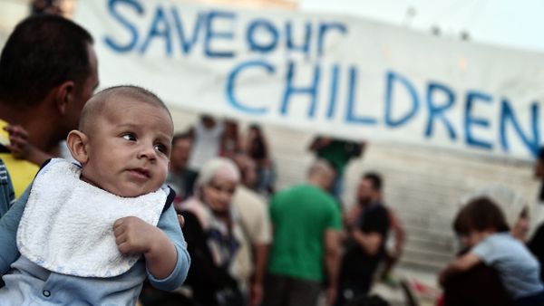 This file photo taken on September 02, 2016 shows refugees with their children protesting if front of the Greek parliament in Athens, calling for faster relocation program and opening of the borders. - Sputnik International
