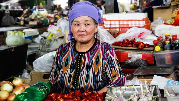 A woman sells vegetables in Osh Bazaar in Bishkek A woman sells vegetables in Osh Bazaar in Bishkek - Sputnik International