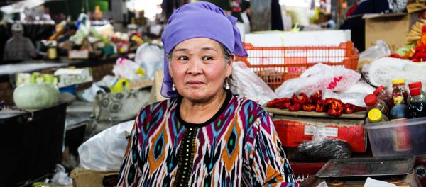 A woman sells vegetables in Osh Bazaar in Bishkek A woman sells vegetables in Osh Bazaar in Bishkek - Sputnik International