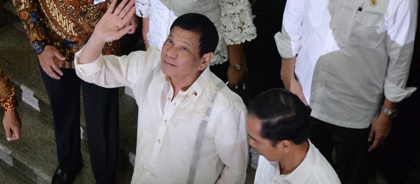 Philippine President Rodrigo Duterte (C) waves next to Indonesian President Joko Widodo (lower R) during a visit to Tanah Abang market in Jakarta Philippine President Rodrigo Duterte (C) waves next to Indonesian President Joko Widodo (lower R) during a visit to Tanah Abang market in Jakarta - Sputnik International
