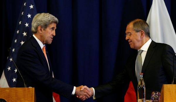 U.S. Secretary of State John Kerry and Russian Foreign Minister Sergei Lavrov shake hands at the conclusion of their press conference following their meeting in Geneva, Switzerland where they discussed the crisis in Syria September 9, 2016 - Sputnik International
