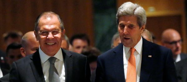 U.S. Secretary of State John Kerry (R) and Russian Foreign Minister Sergei Lavrov walk into their meeting room in Geneva, Switzerland, to discuss the crisis in Syria, September 9, 2016 - Sputnik International