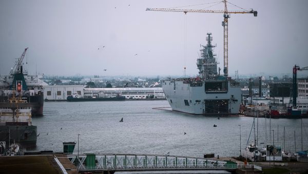 The Sevastopol amphibious assault ship of the Mistral class at the STX Europe shipyard in Saint-Nazaire. - Sputnik International