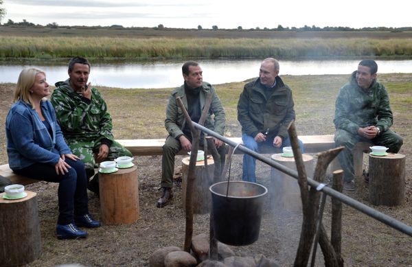 September 10, 2016. Russian President Vladimir Putin, second right, and Prime Minister Dmitry Medvedev, third right, are on Lipno Island after a boat trip on Lake Ilmen, Novgorod Region. September 10, 2016. Russian President Vladimir Putin, second right, and Prime Minister Dmitry Medvedev, third right, are on Lipno Island after a boat trip on Lake Ilmen, Novgorod Region. - Sputnik International