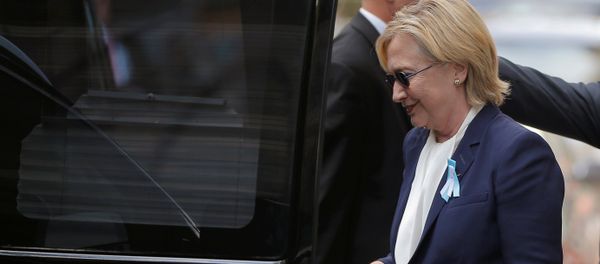 U.S. Democratic presidential candidate Hillary Clinton climbs into her van outside her daughter Chelsea's home in New York, New York, United States September 11, 2016, after Clinton left ceremonies commemorating the 15th anniversary of the September 11 attacks feeling overheated. U.S. Democratic presidential candidate Hillary Clinton climbs into her van outside her daughter Chelsea's home in New York, New York, United States September 11, 2016, after Clinton left ceremonies commemorating the 15th anniversary of the September 11 attacks feeling overheated. - Sputnik International