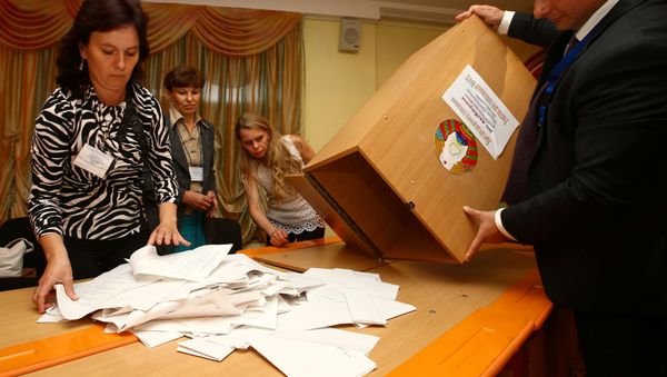 Members of the local electoral commission empty a box to count ballots at a polling station after a parliamentary election in Minsk, Belarus September 11, 2016. - Sputnik International
