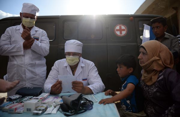 Russian doctors provide consultations to residents of Kaukab, Syria during the distribution of Russian humanitarian aid - Sputnik International