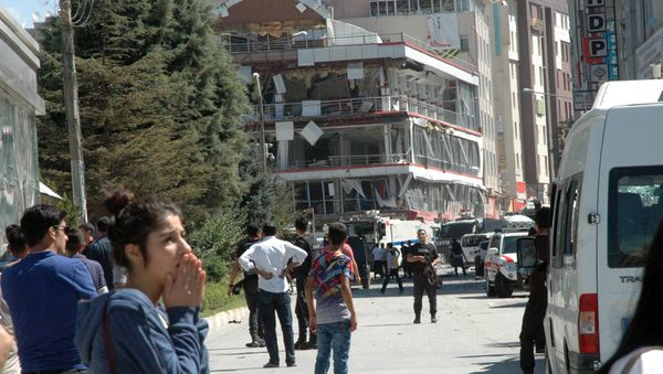 People and security members look at damage after a car bomb attack in city center of Van, eastern Turkey, Monday, Sept. 12, 2016. - Sputnik International