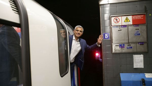 Mayor of London Sadiq Khan waves from the drivers carriage of a Victoria line tube train at Brixton Underground station during the launch of London's Night Tube, August 20, 2016. - Sputnik International