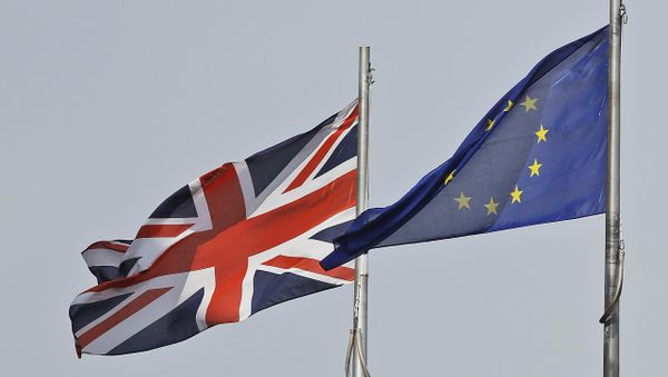 A Union Jack flag and a European flag blow in the wind in front of the city hall in London. (File) - Sputnik International
