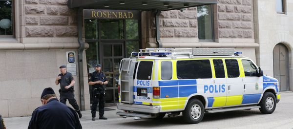 Police officers react in front of the main entrance at Rosenbad, the Swedish seat of the Government, in Stockholm - Sputnik International