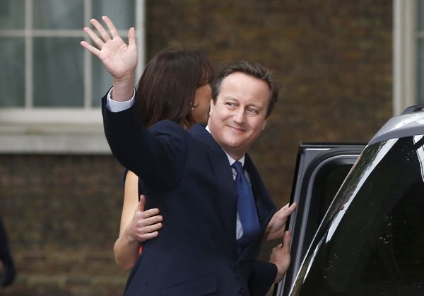 Britain's outgoing Prime Minister, David Cameron with his wife Samantha, waves in front of number 10 Downing Street, on his last day in office as Prime Minister, in central London, Britain July 13, 2016. Britain's outgoing Prime Minister, David Cameron with his wife Samantha, waves in front of number 10 Downing Street, on his last day in office as Prime Minister, in central London, Britain July 13, 2016. - Sputnik International