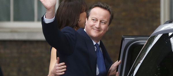 Britain's outgoing Prime Minister, David Cameron with his wife Samantha, waves in front of number 10 Downing Street, on his last day in office as Prime Minister, in central London, Britain July 13, 2016. - Sputnik International