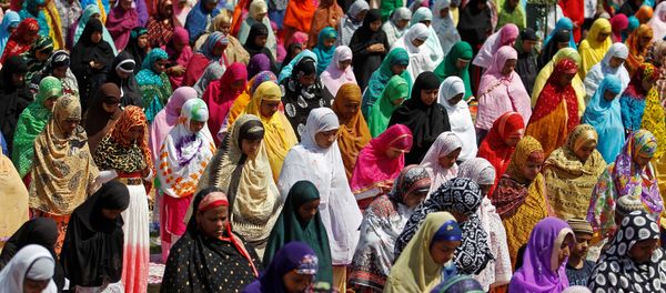 Women offer prayers at the Qutub-e-Alam shrine on the eve of the Eid al-Adha festival on the outskirts of Ahmedabad, India, September 12, 2016. Women offer prayers at the Qutub-e-Alam shrine on the eve of the Eid al-Adha festival on the outskirts of Ahmedabad, India, September 12, 2016. - Sputnik International
