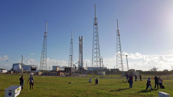 Photographers set up remote cameras preparing to cover the Falcon 9 SpaceX rocket launch at complex 40 at the Cape Canaveral Air Force Station in Cape Canaveral. (File) - Sputnik International