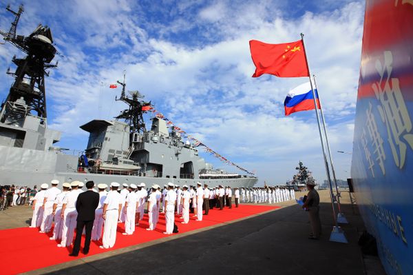 In this photo released by China's Xinhua News Agency, officers and soldiers of China's People's Liberation Army (PLA) Navy hold a welcome ceremony as a Russian naval ship arrives in port in Zhanjiang in southern China's Guangdong Province, Monday, Sept. 12, 2016 - Sputnik International