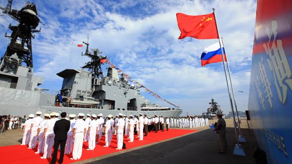 In this photo released by China's Xinhua News Agency, officers and soldiers of China's People's Liberation Army (PLA) Navy hold a welcome ceremony as a Russian naval ship arrives in port in Zhanjiang in southern China's Guangdong Province, Monday, Sept. 12, 2016 In this photo released by China's Xinhua News Agency, officers and soldiers of China's People's Liberation Army (PLA) Navy hold a welcome ceremony as a Russian naval ship arrives in port in Zhanjiang in southern China's Guangdong Province, Monday, Sept. 12, 2016 - Sputnik International