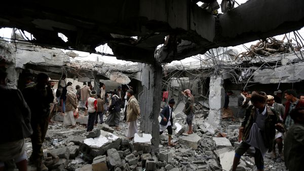 People gather at a building destroyed by Saudi-led air strikes in the northwestern city of Amran, Yemen September 8, 2016 People gather at a building destroyed by Saudi-led air strikes in the northwestern city of Amran, Yemen September 8, 2016 - Sputnik International