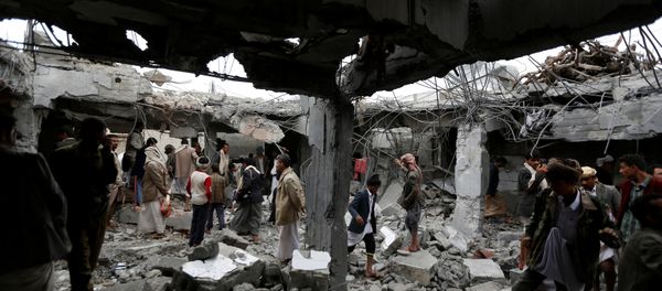 People gather at a building destroyed by Saudi-led air strikes in the northwestern city of Amran, Yemen September 8, 2016 People gather at a building destroyed by Saudi-led air strikes in the northwestern city of Amran, Yemen September 8, 2016 - Sputnik International