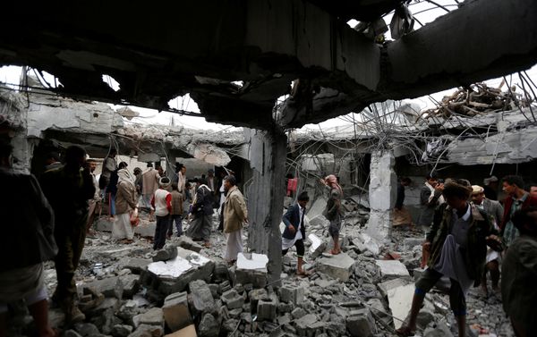 People gather at a building destroyed by Saudi-led air strikes in the northwestern city of Amran, Yemen September 8, 2016 People gather at a building destroyed by Saudi-led air strikes in the northwestern city of Amran, Yemen September 8, 2016 - Sputnik International