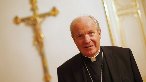 Austrian Cardinal Christoph Schoenborn, Archbishop of Vienna, poses for photo after a press meeting in Vienna on September 19, 2012. - Sputnik International