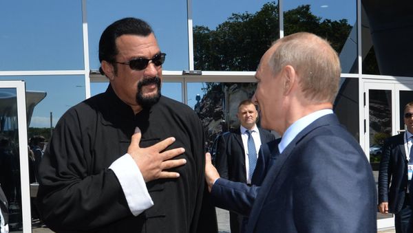 Russian President Vladimir Putin, right, visits the oceanarium on Russky Island, Vladivostok. Left: US actor Steven Seagal - Sputnik International