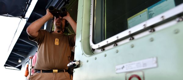 A sailor of the German navy frigate Werra looks through binoculars to monitor a Libyan coast guard boat in the Mediterranean Sea off the Libyan coast on September 29, 2015 A sailor of the German navy frigate Werra looks through binoculars to monitor a Libyan coast guard boat in the Mediterranean Sea off the Libyan coast on September 29, 2015 - Sputnik International