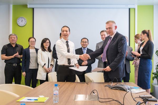 The signing of a deal between Optogard Nanotech and Shandong Trustpipe Industry  - Sputnik International
