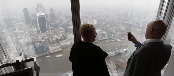 A man takes a picture of London's skyline from the viewing platform of a skyscraper in central London, Thursday, April 3, 2014 - Sputnik International