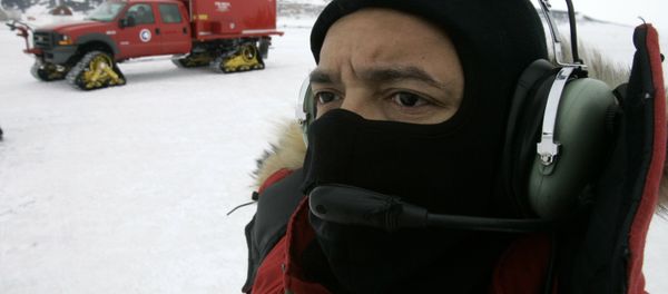 U.S. Air Force reserve Master Sgt. Leon Harper wears extreme cold weather gear as he talks on a headset to crew inside a U.S. Air Force C-17 Globemaster cargo plane as it is unloaded at McMurdo Station in Antarctica - Sputnik International