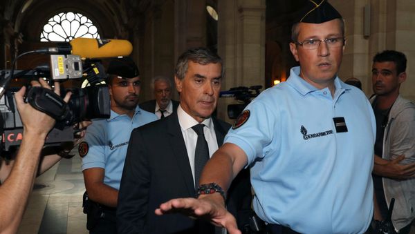 Former French budget minister Jerome Cahuzac (C) who resigned in 2013 after he admitted to have a Swiss bank account, arrives at the courtroom on the first day of his trial for tax fraud in Paris, September 5, 2016 - Sputnik International