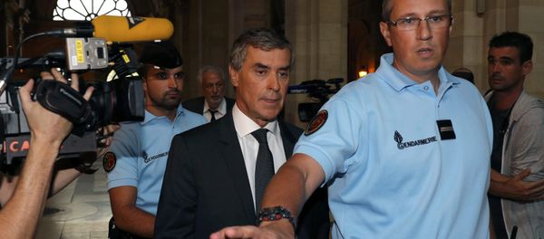 Former French budget minister Jerome Cahuzac (C) who resigned in 2013 after he admitted to have a Swiss bank account, arrives at the courtroom on the first day of his trial for tax fraud in Paris, September 5, 2016 - Sputnik International