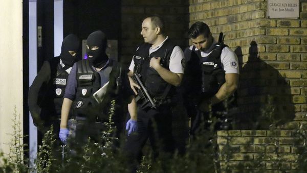 French policemen take part in a police raid in Paris, France, September 8, 2016 French policemen take part in a police raid in Paris, France, September 8, 2016 - Sputnik International