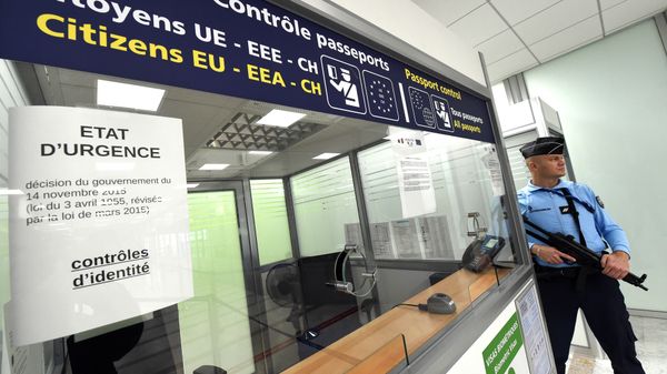 A French Gendarme stands guard at the passport control of the airport in Montpellier, southern France, on November 20, 2015 - Sputnik International
