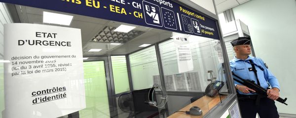 A French Gendarme stands guard at the passport control of the airport in Montpellier, southern France, on November 20, 2015 A French Gendarme stands guard at the passport control of the airport in Montpellier, southern France, on November 20, 2015 - Sputnik International