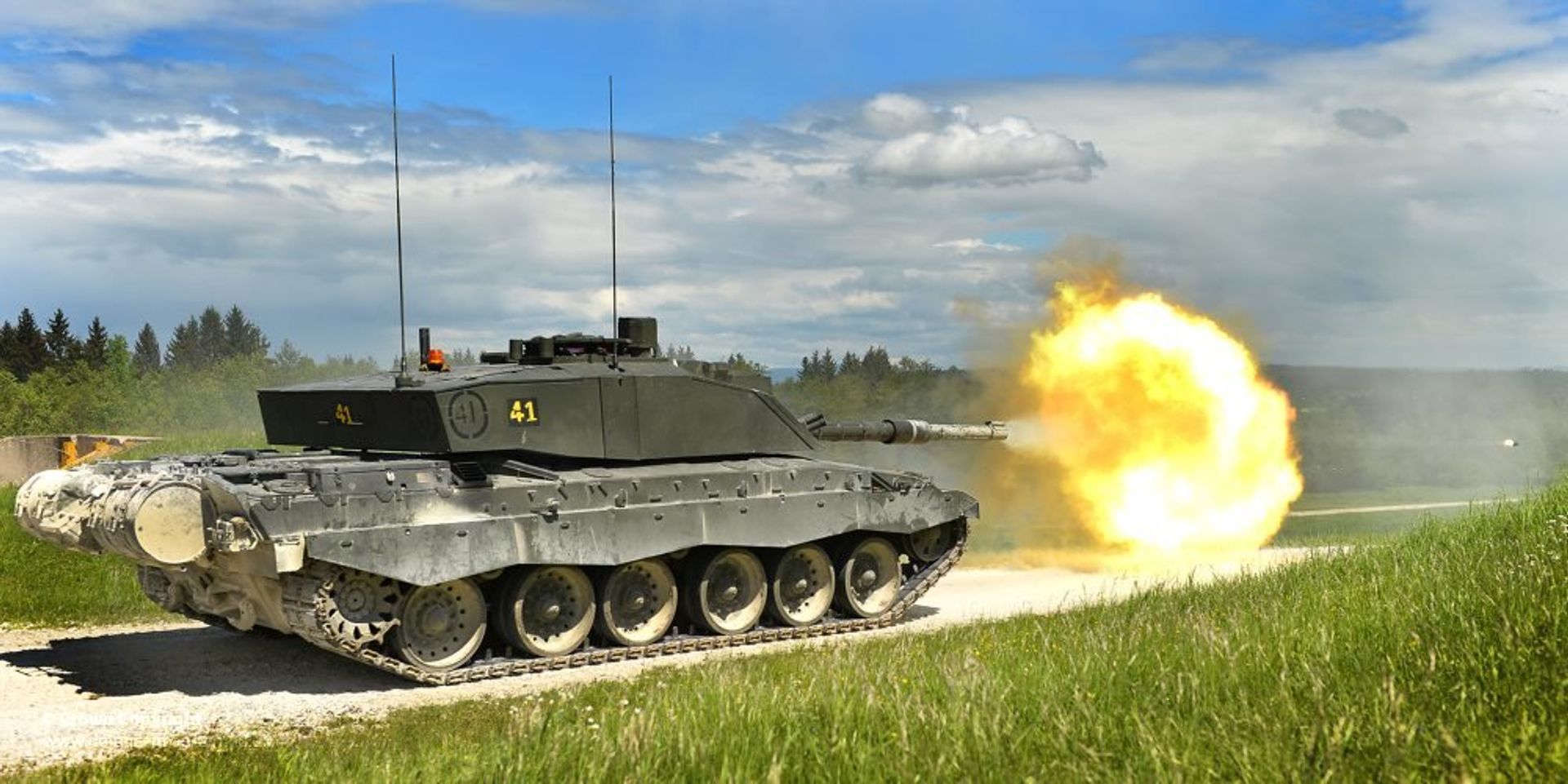 A Challenger 2 main battle tank (MBT) is pictured during a live firing exercise in Grafenwöhr, Germany - Sputnik International, 1920, 18.01.2023