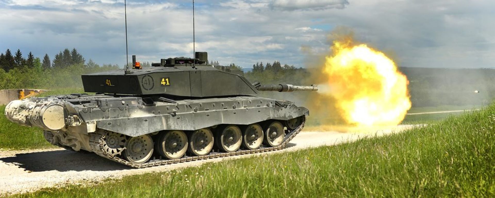 A Challenger 2 main battle tank (MBT) is pictured during a live firing exercise in Grafenwöhr, Germany A Challenger 2 main battle tank (MBT) is pictured during a live firing exercise in Grafenwöhr, Germany - Sputnik International, 1920, 25.09.2023