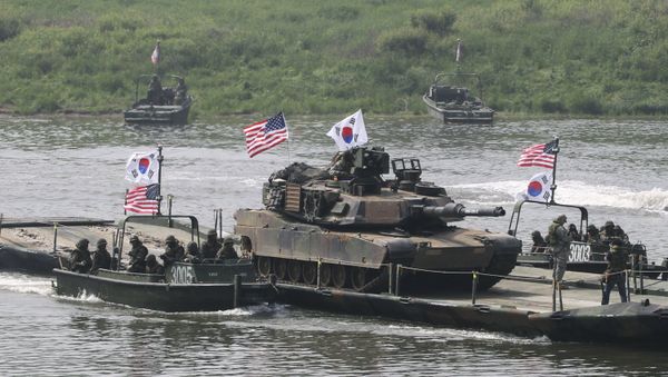 A U.S. Army M1A2 tank crosses Nam Han river on a South Korean military barge during a joint military exercise between the U.S. and South Korea in Yeoncheon near the border with North Korea, in South Korea, Thursday, May 30, 2013 - Sputnik International