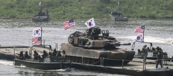 A U.S. Army M1A2 tank crosses Nam Han river on a South Korean military barge during a joint military exercise between the U.S. and South Korea in Yeoncheon near the border with North Korea, in South Korea, Thursday, May 30, 2013 - Sputnik International