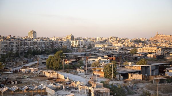 A picture taken on July 29, 2016 shows a general view of Karaj al-Hajz corridor (C) in the rebel-held part of Aleppo, leading towards the government controlled area of the Masharqa neighbourhood (background) - Sputnik International