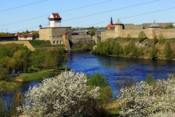 The Narva fortress, left, on Estonian territory and Ivangorod fortress on the territory of Russian, right. - Sputnik International