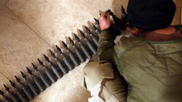 US Army Spcl. Eli Butcher of Charlie Company, from the 1-22 Battalion, 4th Infantry Division, counts 25mm rounds of depleted uranium ammunition, 11 February, 2004, at his base in Tikrit, 180 km (110 miles) north of Baghdad - Sputnik International
