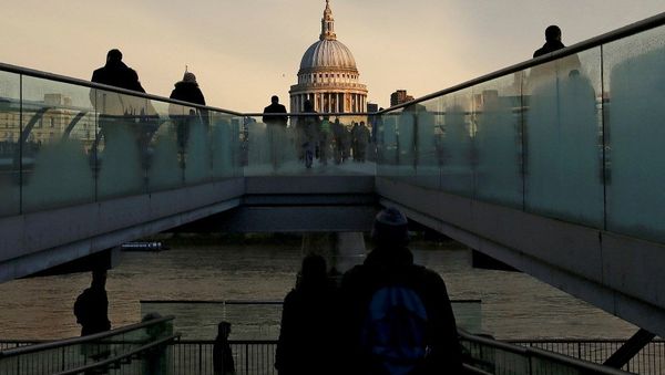 City workers walk towards St Paul's Cathedral as they cross the Millennium footbridge during sunrise in central London, Britain, January 14, 2016. - Sputnik International
