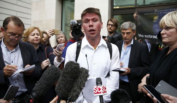 Lauri Love speaks to members of the media as he leaves after attending his extradition hearing at Westminster Magistrates' Court in London, Britain September 16, 2016. - Sputnik International