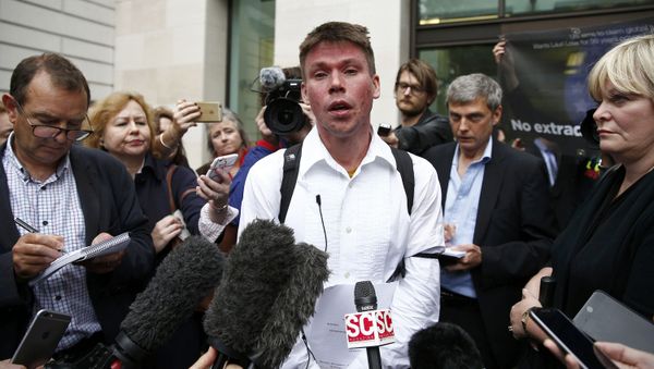 Lauri Love speaks to members of the media as he leaves after attending his extradition hearing at Westminster Magistrates' Court in London, Britain September 16, 2016. - Sputnik International
