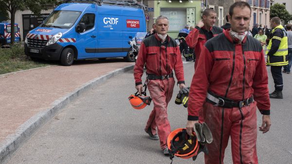 French firefighters walk past a gas emergency service Pierre Palliot Street in Dijon, central eastern France, where a gas explosion destroyed a building on September 16, 2016 - Sputnik International