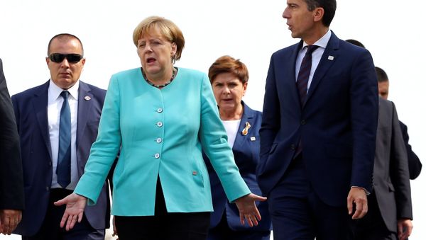Germany's Chancellor Angela Merkel (L) and Austria's Chancellor Christian Kern arrive to pose for a family photo during the European Union summit - the first one since Britain voted to quit - in Bratislava, Slovakia, September 16, 2016. - Sputnik International