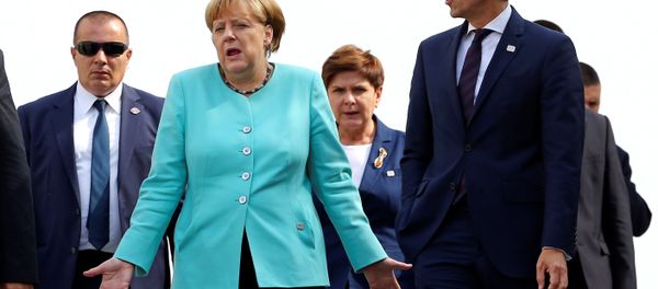 Germany's Chancellor Angela Merkel (L) and Austria's Chancellor Christian Kern arrive to pose for a family photo during the European Union summit - the first one since Britain voted to quit - in Bratislava, Slovakia, September 16, 2016. - Sputnik International