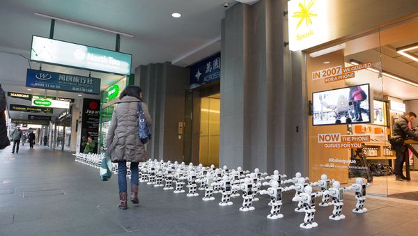 Dancing Robots Queue For New iPhone - Sputnik International