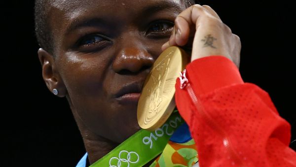 Gold medallist Nicola Adams (GBR) of Britain poses with her medal. - Sputnik International
